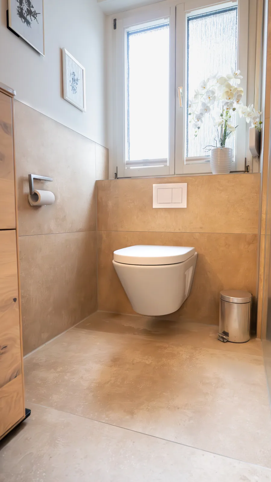 Wand-WC mit beigem Travertin und Fenster – Fliesenleger Erlangen Meisterbetrieb Jan Dimov