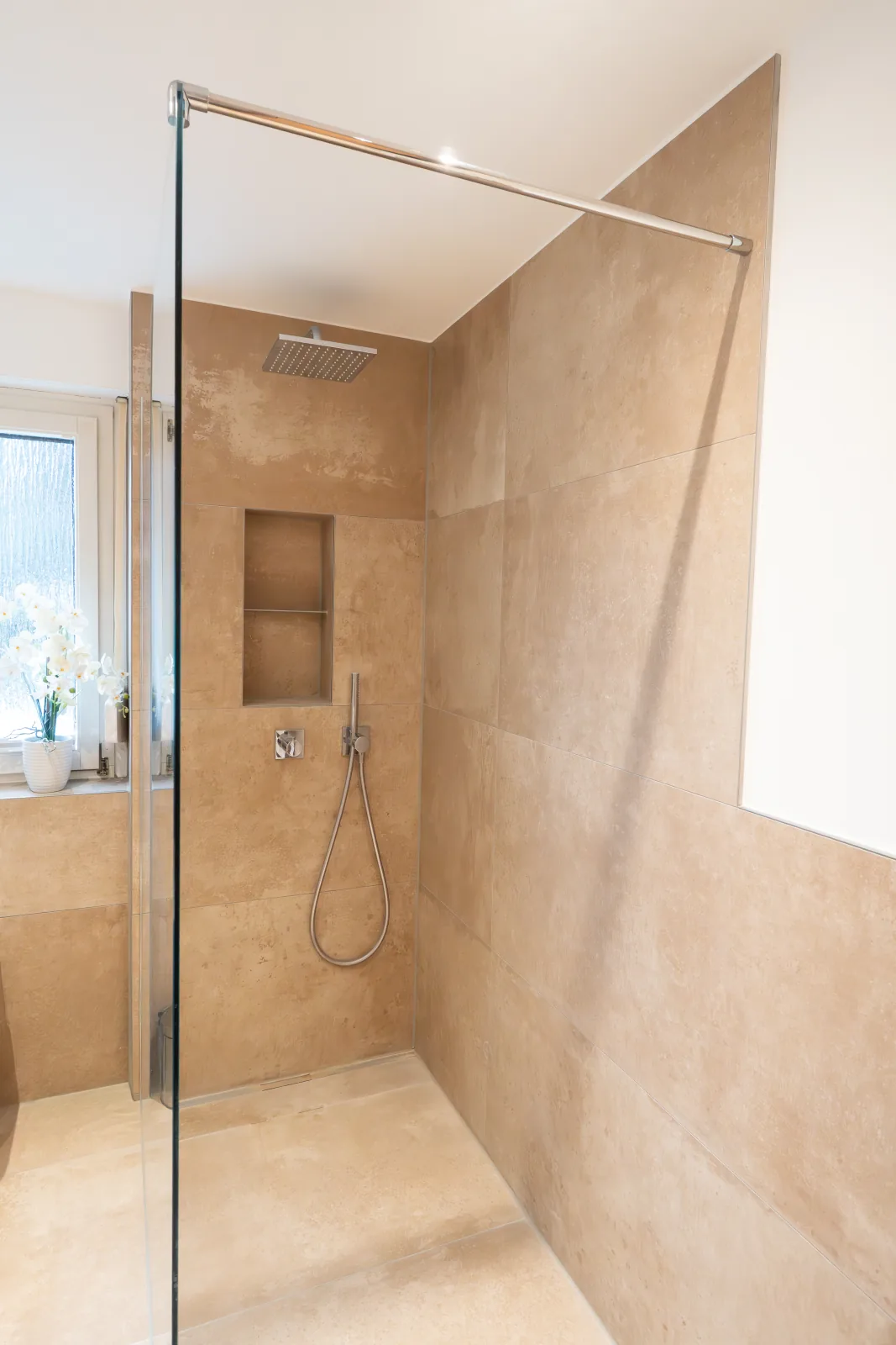 Bodengleiche Dusche in Travertin mit Regendusche und Nische – Fliesenleger Erlangen Meisterbetrieb Jan Dimov
