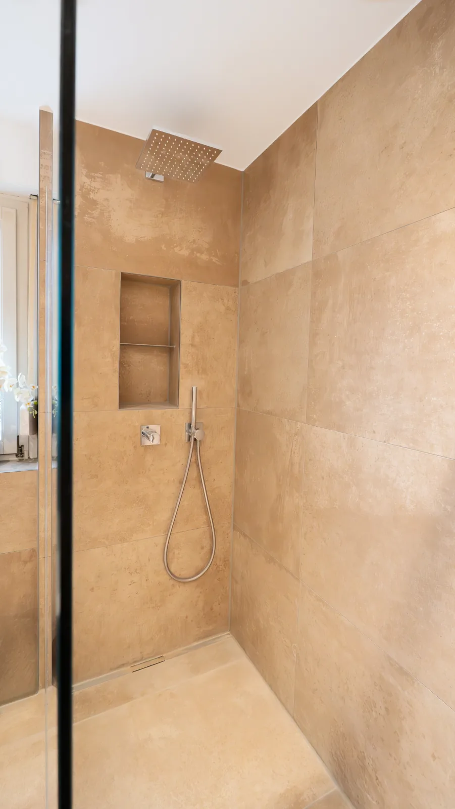 Ebenerdige Dusche in Beige mit Nische und Bodenablauf – Fliesenleger Erlangen Meisterbetrieb Jan Dimov