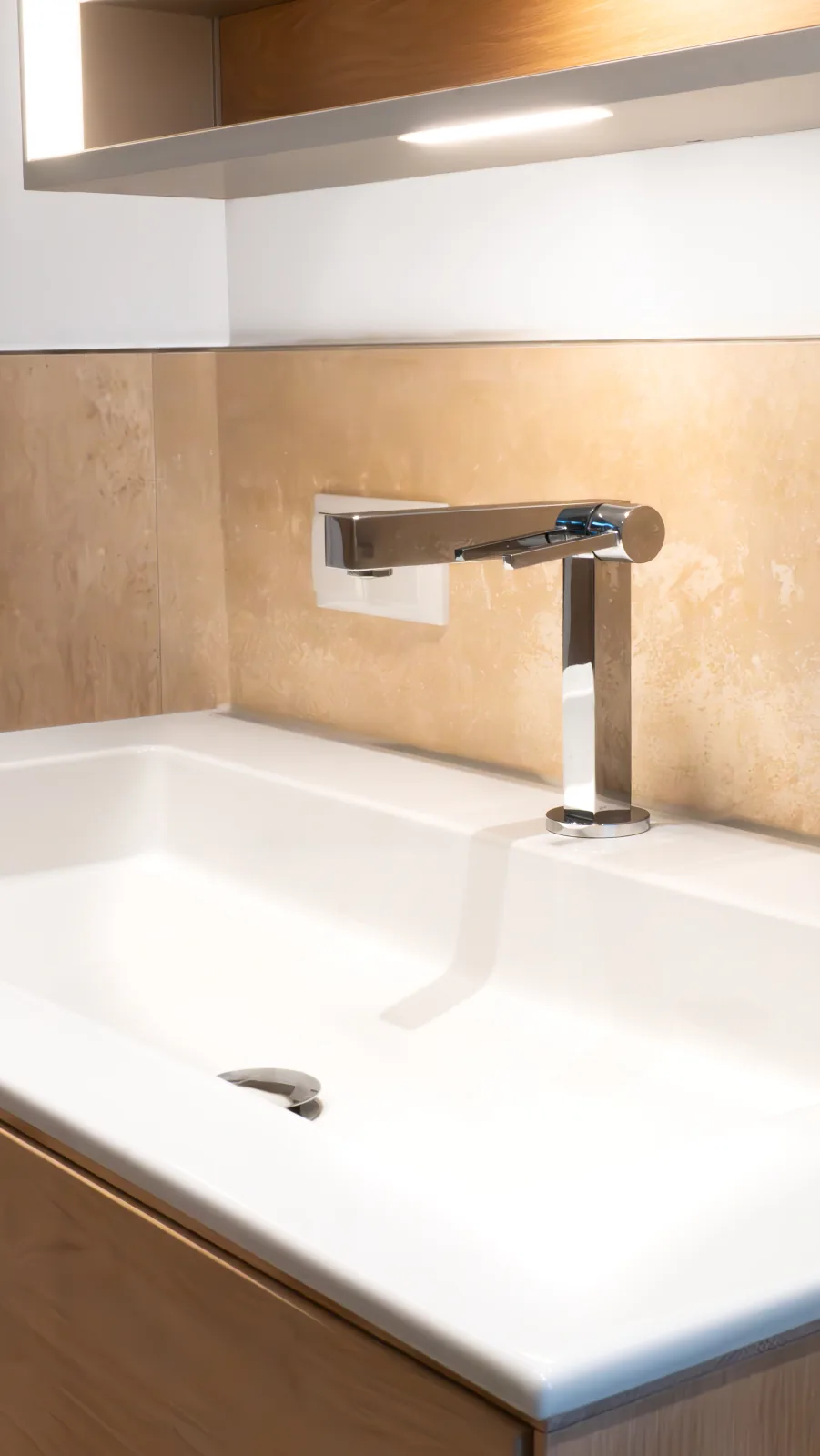 Design-Armatur an Travertinwand über dem Waschbecken – Fliesenleger Erlangen Meisterbetrieb Jan Dimov