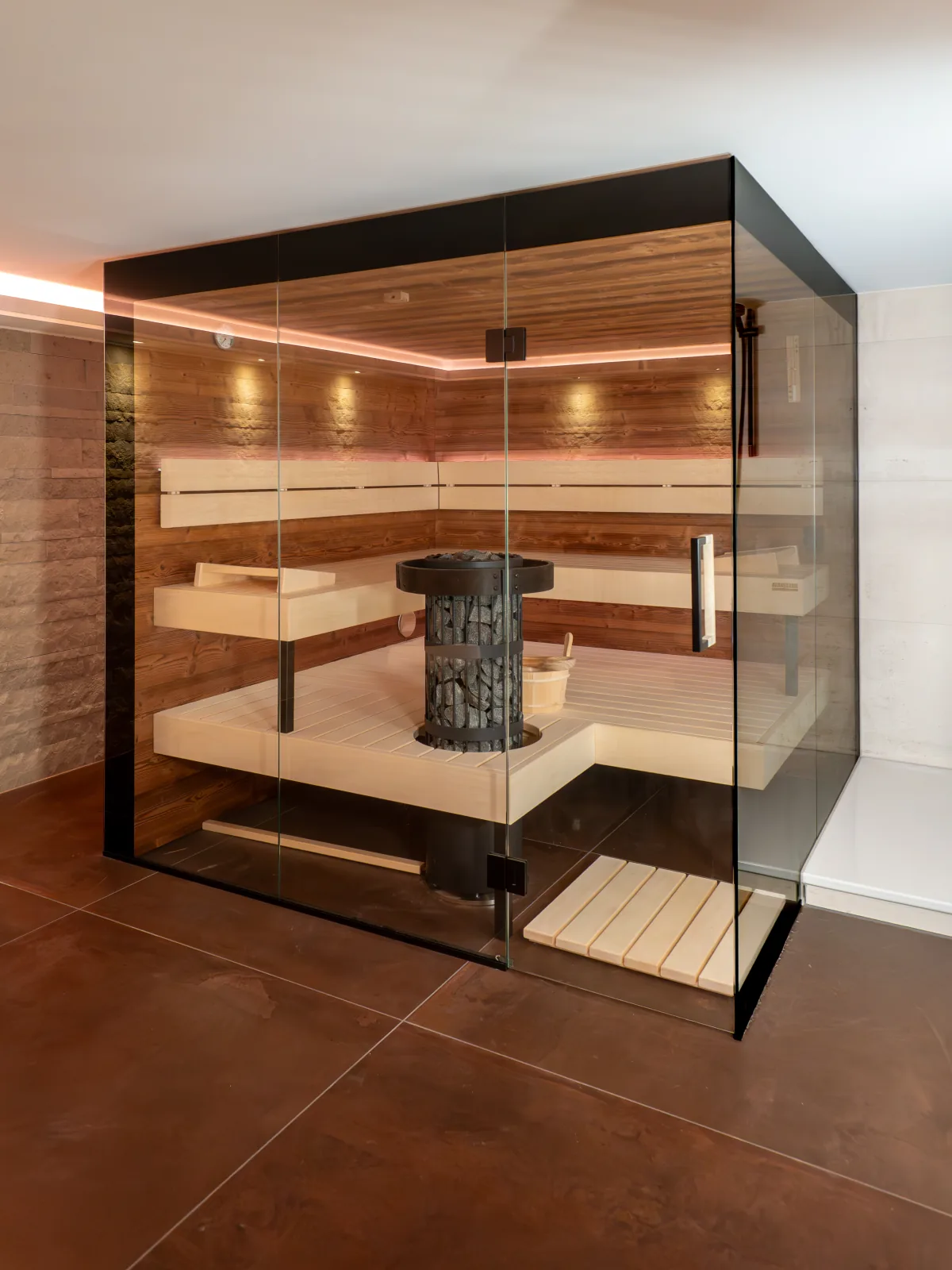 Sauna mit Naturstein- und Holzverkleidung – Fliesenleger Erlangen Meisterbetrieb Jan Dimov