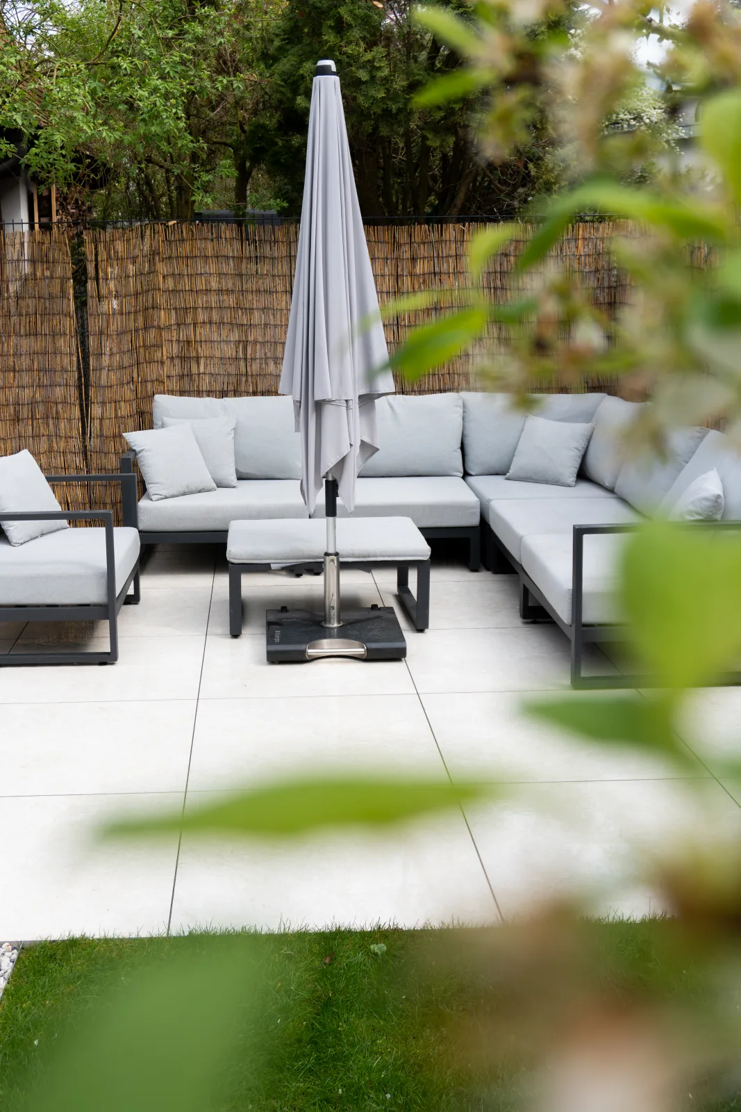 Terrasse mit Sofaecke und Sonnenschirm – Fliesenleger Erlangen Meisterbetrieb Jan Dimov