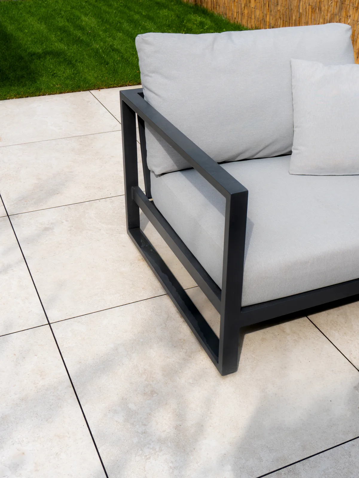 Loungesessel auf heller Terrassenfliese – Fliesenleger Erlangen Meisterbetrieb Jan Dimov